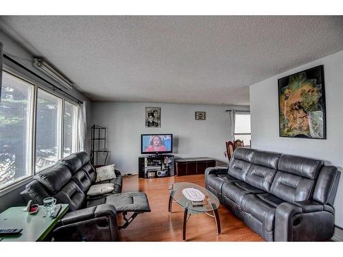 5015 Whitehorn Drive Ne, Calgary, AB - Indoor Photo Showing Living Room