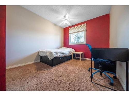 70-14736 Deerfield Drive Se, Calgary, AB - Indoor Photo Showing Bedroom