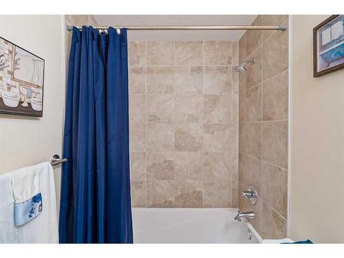 197 Magenta Crescent, Chestermere, AB - Indoor Photo Showing Bathroom