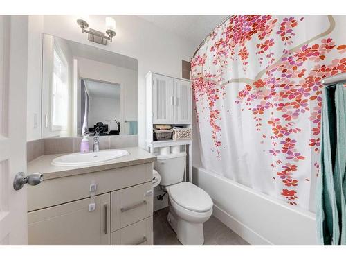 825 Mahogany Boulevard Se, Calgary, AB - Indoor Photo Showing Bathroom