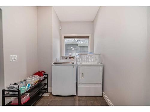 2513 Coopers Circle Sw, Airdrie, AB - Indoor Photo Showing Laundry Room