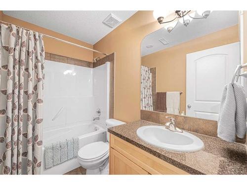 2513 Coopers Circle Sw, Airdrie, AB - Indoor Photo Showing Bathroom