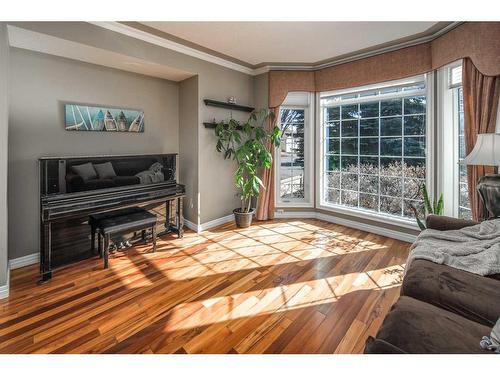 32 Hawkmount Heights Nw, Calgary, AB - Indoor Photo Showing Living Room