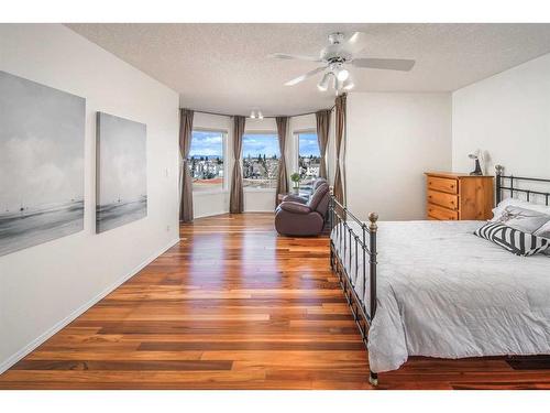 32 Hawkmount Heights Nw, Calgary, AB - Indoor Photo Showing Bedroom