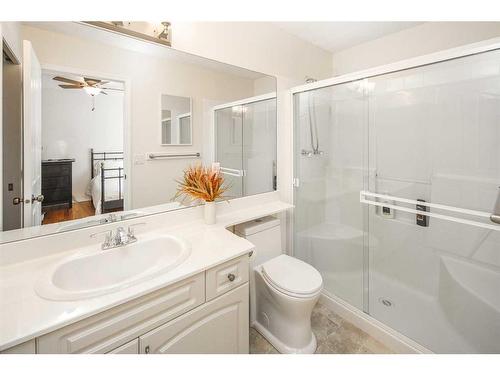 32 Hawkmount Heights Nw, Calgary, AB - Indoor Photo Showing Bathroom