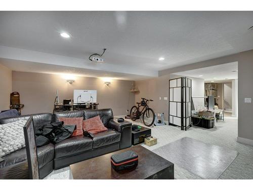 2404 Broadview Road Nw, Calgary, AB - Indoor Photo Showing Living Room
