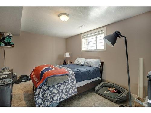 2404 Broadview Road Nw, Calgary, AB - Indoor Photo Showing Bedroom