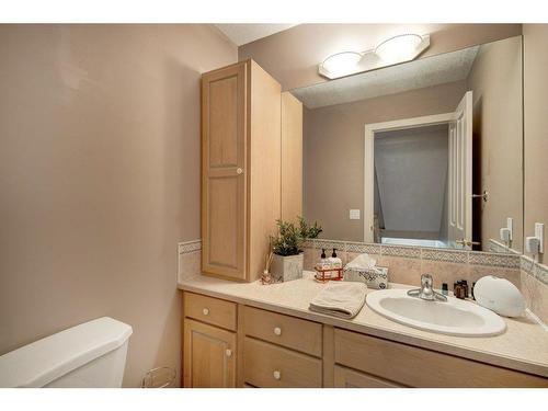 2404 Broadview Road Nw, Calgary, AB - Indoor Photo Showing Bathroom