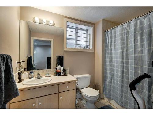 2404 Broadview Road Nw, Calgary, AB - Indoor Photo Showing Bathroom