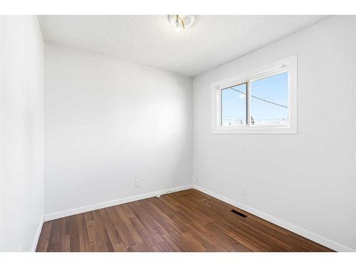 2435 48 Street Se, Calgary, AB - Indoor Photo Showing Other Room