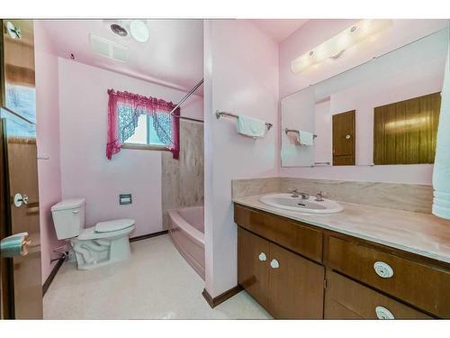 4904 Nelson Road Nw, Calgary, AB - Indoor Photo Showing Bathroom