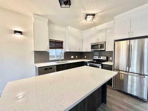 389 Northmount Drive Nw, Calgary, AB - Indoor Photo Showing Kitchen With Upgraded Kitchen
