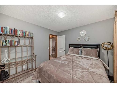 186 Everglen Crescent Sw, Calgary, AB - Indoor Photo Showing Bedroom