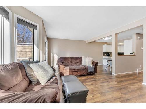 226 Hawkstone Manor Nw, Calgary, AB - Indoor Photo Showing Living Room