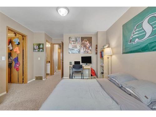 226 Hawkstone Manor Nw, Calgary, AB - Indoor Photo Showing Bedroom