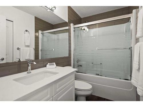 186 Everwillow Close Sw, Calgary, AB - Indoor Photo Showing Bathroom