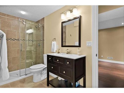 186 Everwillow Close Sw, Calgary, AB - Indoor Photo Showing Bathroom
