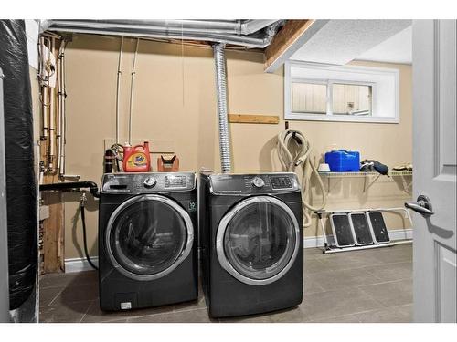 186 Everwillow Close Sw, Calgary, AB - Indoor Photo Showing Laundry Room