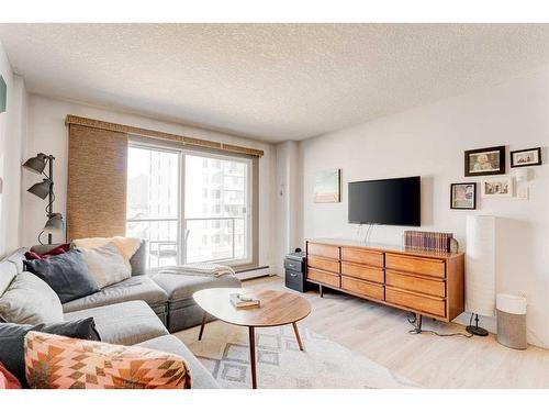 405-812 14 Avenue Sw, Calgary, AB - Indoor Photo Showing Living Room