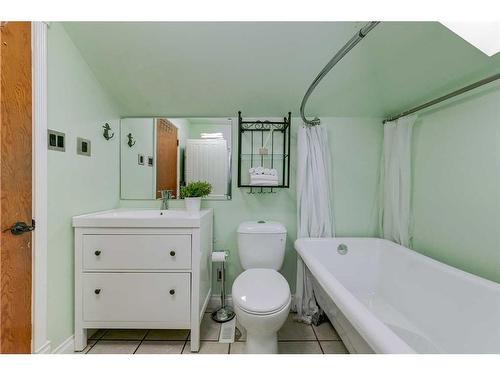427 53 Avenue Sw, Calgary, AB - Indoor Photo Showing Bathroom