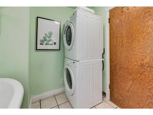 427 53 Avenue Sw, Calgary, AB - Indoor Photo Showing Laundry Room