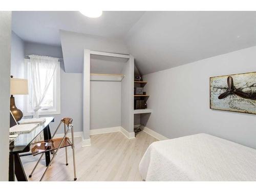 427 53 Avenue Sw, Calgary, AB - Indoor Photo Showing Bedroom
