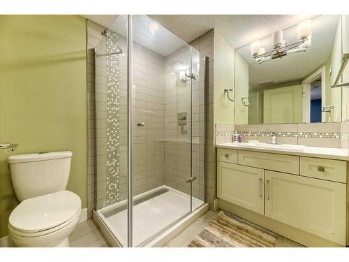47 Haddock Road Sw, Calgary, AB - Indoor Photo Showing Bathroom