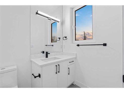 110 11A Street Ne, Calgary, AB - Indoor Photo Showing Bathroom