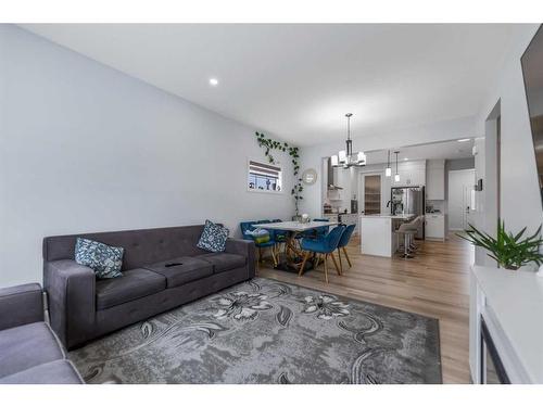 932 Bayview Rise Sw, Airdrie, AB - Indoor Photo Showing Living Room