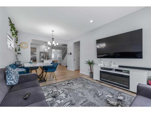 932 Bayview Rise Sw, Airdrie, AB - Indoor Photo Showing Living Room