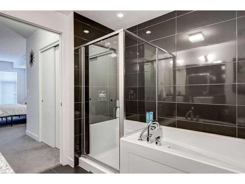 104-15 Aspenmont Heights Sw, Calgary, AB - Indoor Photo Showing Bathroom