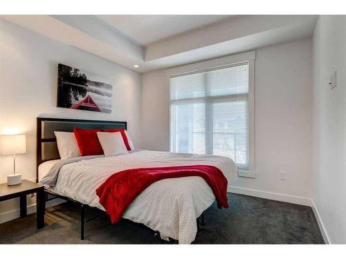 104-15 Aspenmont Heights Sw, Calgary, AB - Indoor Photo Showing Bedroom