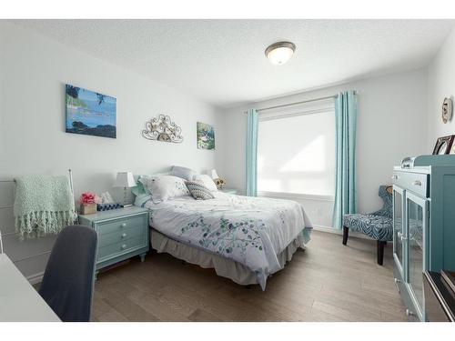 408-128 Centre Avenue, Cochrane, AB - Indoor Photo Showing Bedroom