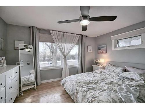 2612 32 Avenue Sw, Calgary, AB - Indoor Photo Showing Bedroom