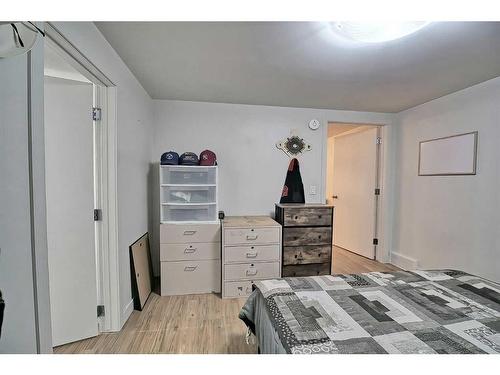 2612 32 Avenue Sw, Calgary, AB - Indoor Photo Showing Bedroom