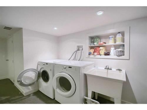 2612 32 Avenue Sw, Calgary, AB - Indoor Photo Showing Laundry Room