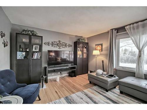2612 32 Avenue Sw, Calgary, AB - Indoor Photo Showing Living Room