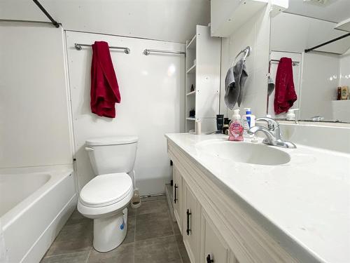 5134 49 Street, Olds, AB - Indoor Photo Showing Bathroom