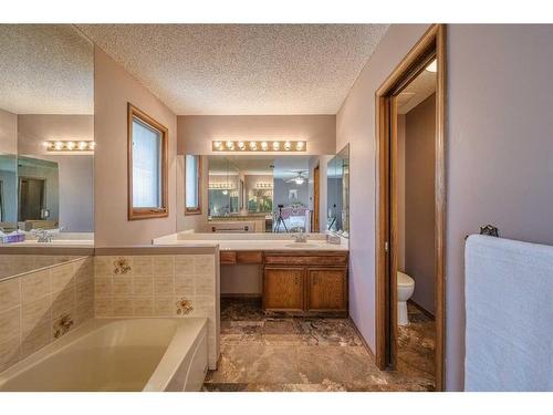 39 Edgehill Crescent Nw, Calgary, AB - Indoor Photo Showing Bathroom