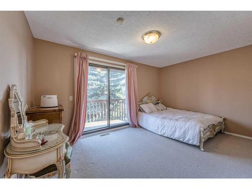 39 Edgehill Crescent Nw, Calgary, AB - Indoor Photo Showing Bedroom