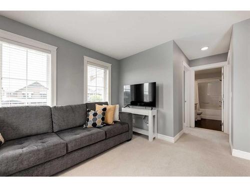 1250 Coopers Drive Sw, Airdrie, AB - Indoor Photo Showing Living Room