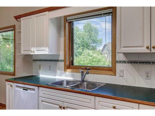 20 Mt Copper Green Se, Calgary, AB - Indoor Photo Showing Kitchen With Double Sink