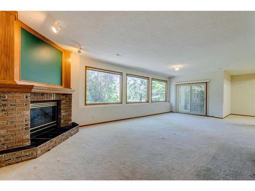 20 Mt Copper Green Se, Calgary, AB - Indoor With Fireplace