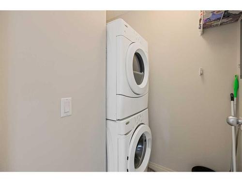32-2632 Edenwold Heights Nw, Calgary, AB - Indoor Photo Showing Laundry Room