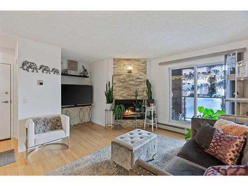32-2632 Edenwold Heights Nw, Calgary, AB - Indoor Photo Showing Living Room