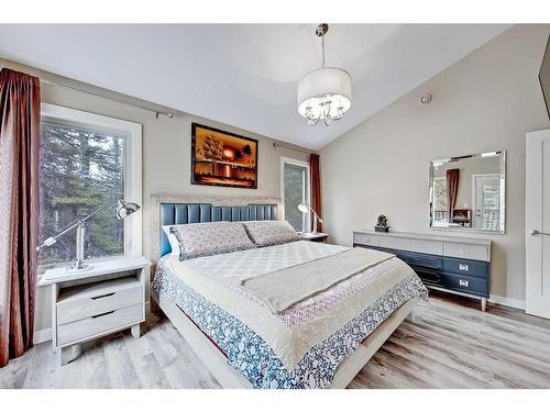 136-5417 Highway 579, Rural Mountain View County, AB - Indoor Photo Showing Bedroom