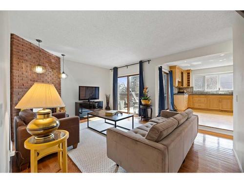 79 Wood Crescent Sw, Calgary, AB - Indoor Photo Showing Living Room