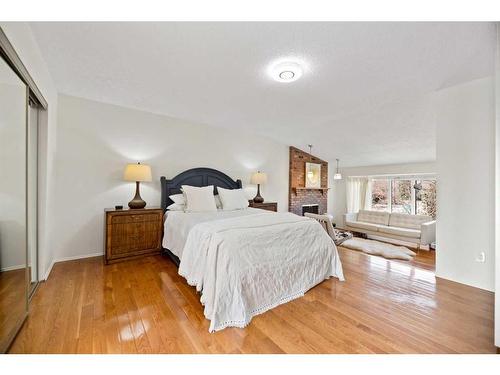 79 Wood Crescent Sw, Calgary, AB - Indoor Photo Showing Bedroom