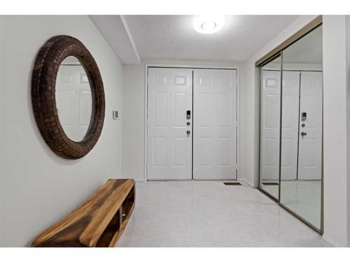 79 Wood Crescent Sw, Calgary, AB - Indoor Photo Showing Other Room