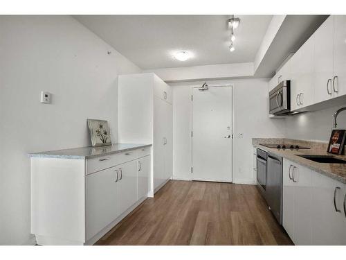 506-450 8 Avenue Se, Calgary, AB - Indoor Photo Showing Kitchen